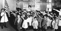 Nazi salute in an American school, in the 1930s ?
